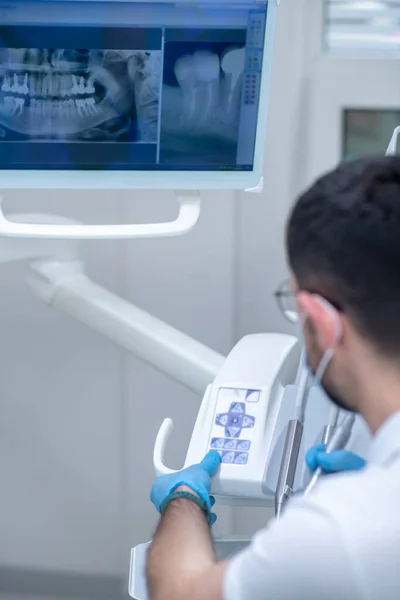 Imagem de perto de um dentista usando equipamento médico odontológico — Fotografia de Stock
