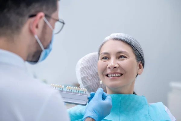 Dentista maschio che esamina una paziente di sesso femminile presso lo studio dentistico — Foto Stock