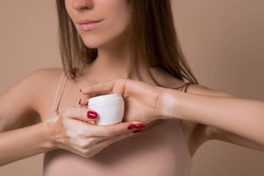 İnce, uzun saçlı, bej iç çamaşırlı güzel bir kadın.