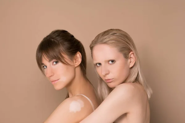 Dos mujeres hermosas jóvenes de pie juntas y con un aspecto seguro — Foto de Stock