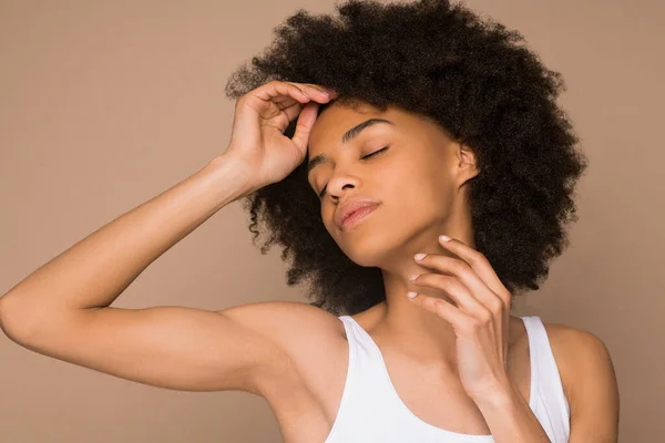 Cintura hacia arriba de una joven mulata de pelo rizado — Foto de Stock