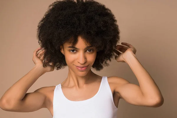 Cintura hacia arriba de una joven mulata de pelo rizado — Foto de Stock