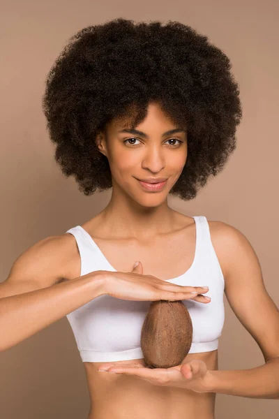 Una joven mulata de pelo rizado con un coco — Foto de Stock