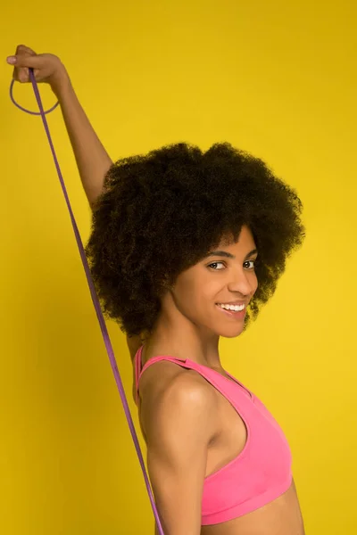 Um jovem mulata de cabelos encaracolados se exercitando e sorrindo — Fotografia de Stock