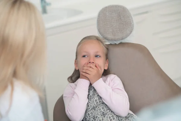 Χαριτωμένο ξανθό κορίτσι περιμένει για την εξέταση στους οδοντιάτρους — Φωτογραφία Αρχείου