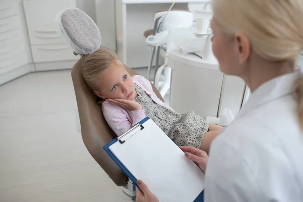 Menina loira pequena ter uma consulta com a pediadontis — Fotografia de Stock