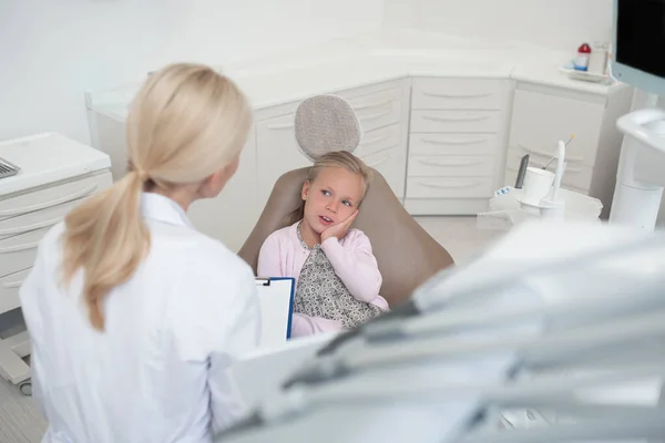 Pediadontist que trabalha com um paciente de snall na clínica — Fotografia de Stock