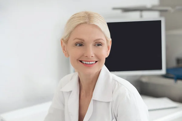 Una doctora guapa sonriendo amablemente — Foto de Stock