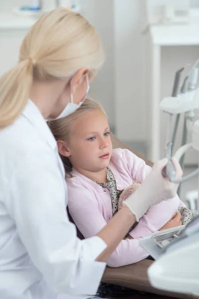 Ένα μικρό ξανθό παιδί που κάνει θεραπεία δοντιών στους οδοντιάτρους. — Φωτογραφία Αρχείου