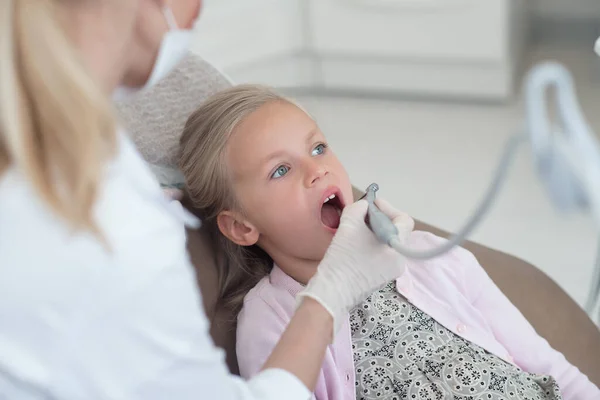 Uma criança loira fazendo tratamento dentário nos dentistas — Fotografia de Stock