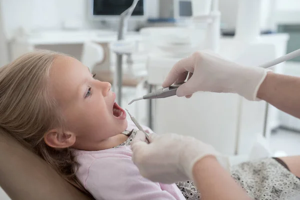 Pequeno gir sentado com a boca aberta nos dentistas — Fotografia de Stock