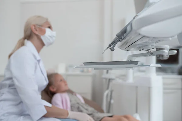 Een blonde vrouwelijke arts met een beschermend masker — Stockfoto