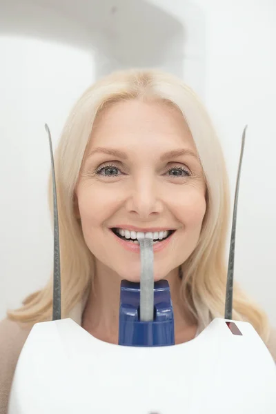 치아 치료를 받으면서 긍정적 인 기분을 느끼는 금발 여성 — 스톡 사진