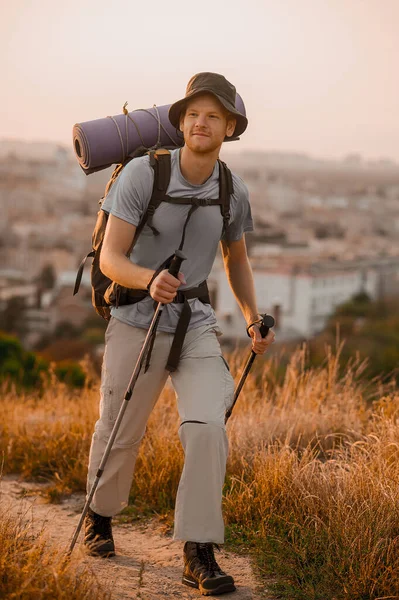 Una foto de un hombre caminando y disfrutando de la naturaleza — Foto de Stock