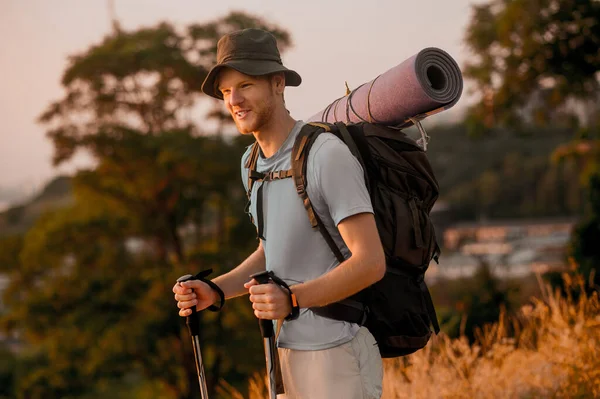 Une photo d'un homme faisant de la randonnée et profitant de la nature — Photo