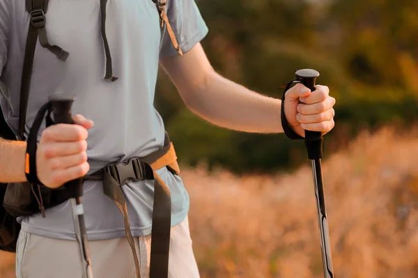 Una foto de un excursionista con bastones en las manos — Foto de Stock