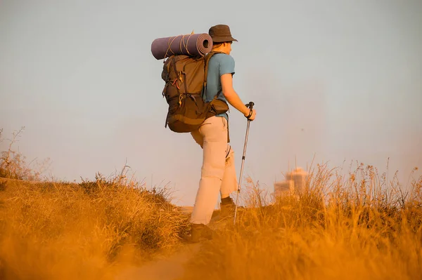 Un caminante masculino disfrutando de la vista de la naturaleza desde la colina — Foto de Stock
