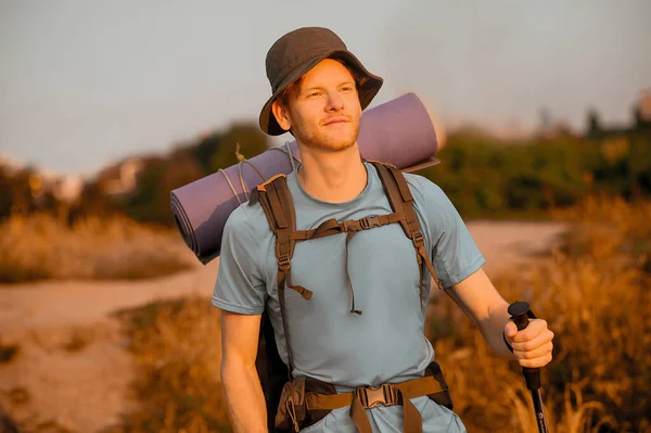 Ein Mann mit Rucksack fühlt sich beim Wandern wohl — Stockfoto
