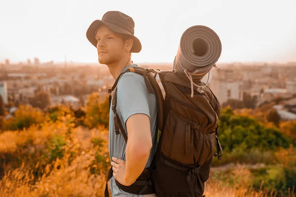 A picture of a young man with a backpack going hiking — Stock Photo, Image