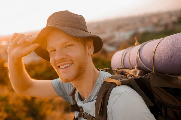 A picture of a young man with a backpack going hiking — Stock Photo, Image