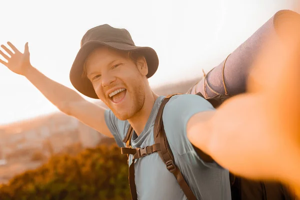 En manlig turist mår bra och njuter av vandring — Stockfoto