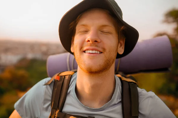 A male tourist feeling good and enjoying hiking — Stock Photo, Image