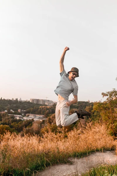 Kırsalda yaşayan bir adam zıplıyor ve heyecanlanıyor. — Stok fotoğraf