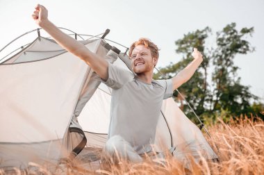 Kızıl bir adam uykulu ve esnek hissediyor.