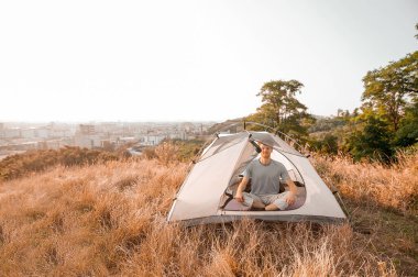 Kırsalda kızıl bir adam kendini rahat hissediyor.