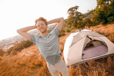 Kırsalda kızıl bir adam kendini rahat hissediyor.