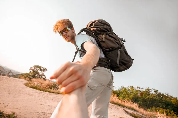 A man with a big backpack hiking and looking contented — Stock Photo, Image