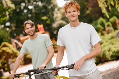 Kameraya poz veren iki sevimli bisikletçi.