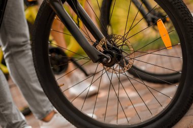 Dışarıda bisikletleri olan sportif, aktif beyaz insanlar.