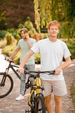 Sabah antrenmanından sonra iki bisikletli.