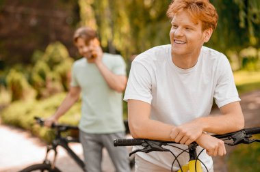 Yerel bir parkta duran iki bisikletçi.