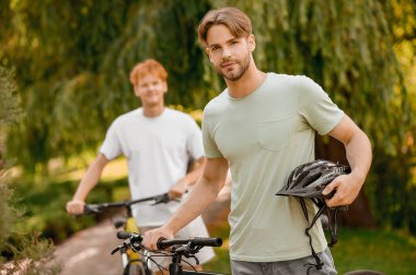 Parkta duran iki motorcu.