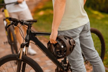 Bisiklet yolunda bisikletleri olan iki sporcu