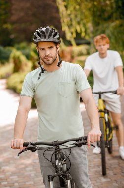 Bisiklet maratonu sırasında iki sporcu.