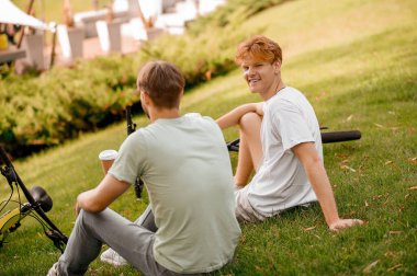 İki bisikletçi antrenmandan sonra dinleniyor.