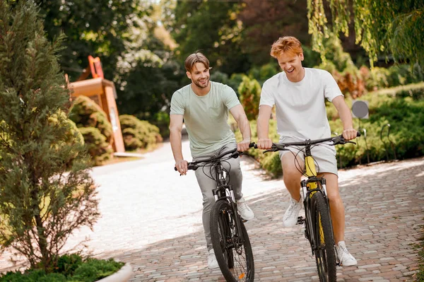 朝のサイクリングを楽しむ2人の友人 — ストック写真