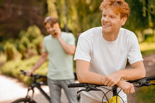Yerel bir parkta duran iki bisikletçi.