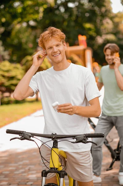 Aletleri dışarıda duran iki bisikletçi.
