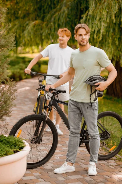 Två motionscyklister i en lokal park — Stockfoto