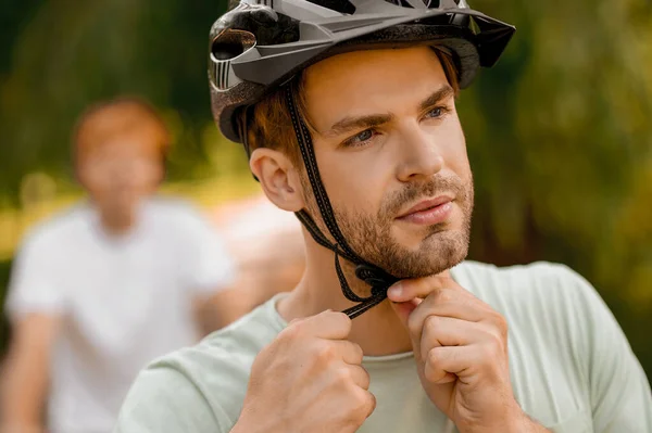 Serene attraktiv cyklist förbereder sig för ett maraton — Stockfoto