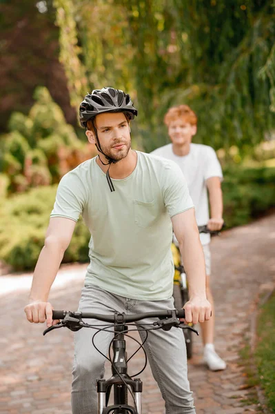 公園で2人のスポーティな人が一緒に自転車 — ストック写真
