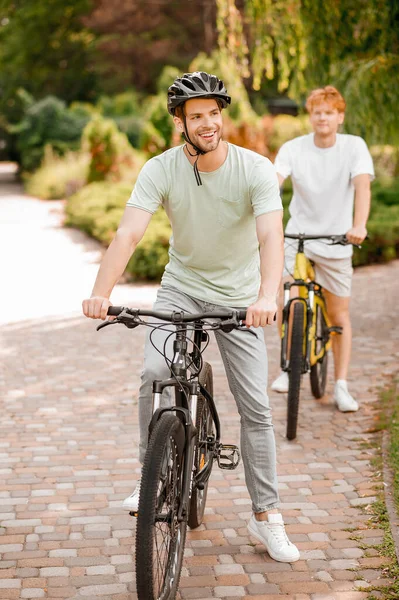コンテンツ自転車と彼の仲間の乗馬自転車屋外 — ストック写真