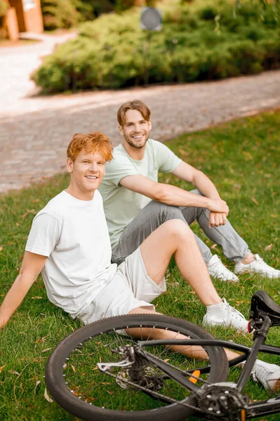 自転車から休憩している二人の内容の自転車 — ストック写真