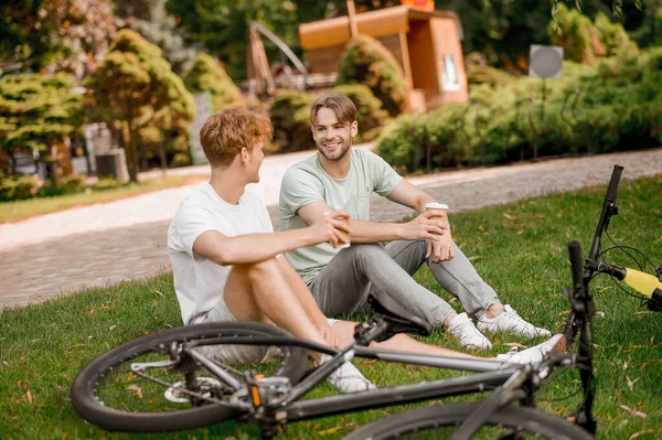 Dos ciclistas tomando un café afuera — Foto de Stock