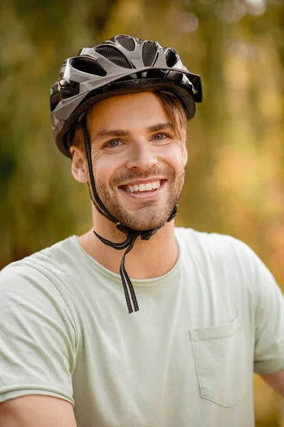 保護ヘッドギアを身に着けている高活発スポーティ白人男性 — ストック写真