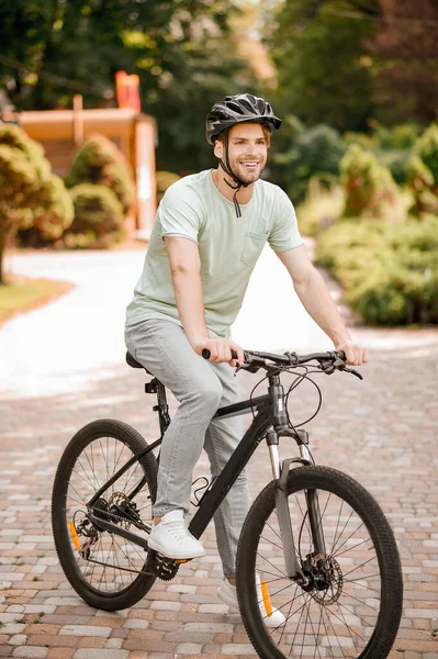 Lindo ciclista disfrutando de su entrenamiento de ciclismo — Foto de Stock